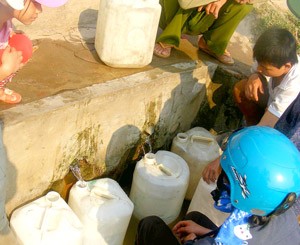 People wait for “holy water” from 40 year old well in the North central province of Nghe An. (Photo:SGGP)